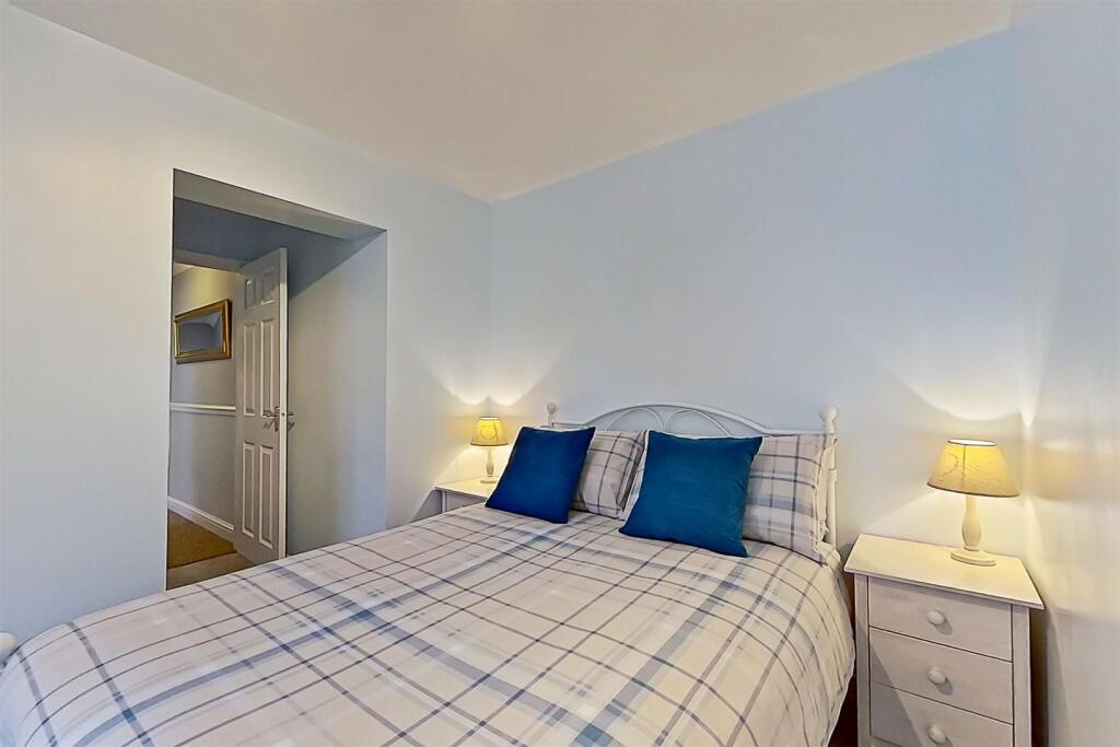 22. 19 Heath Croft Road inside-03 (Large).jpg