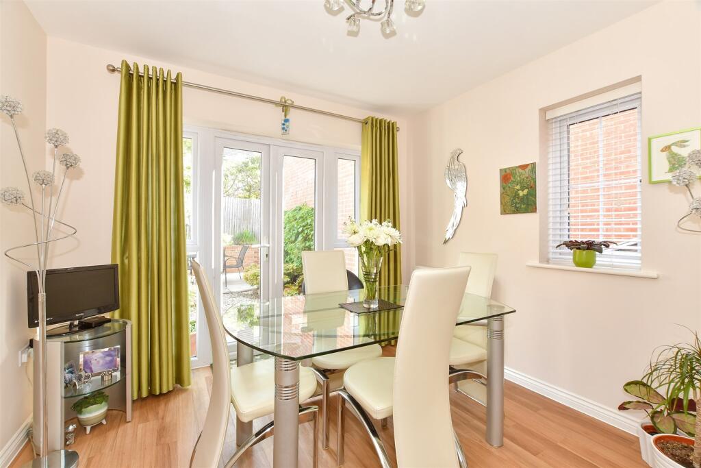 Kitchen/ Dining Room