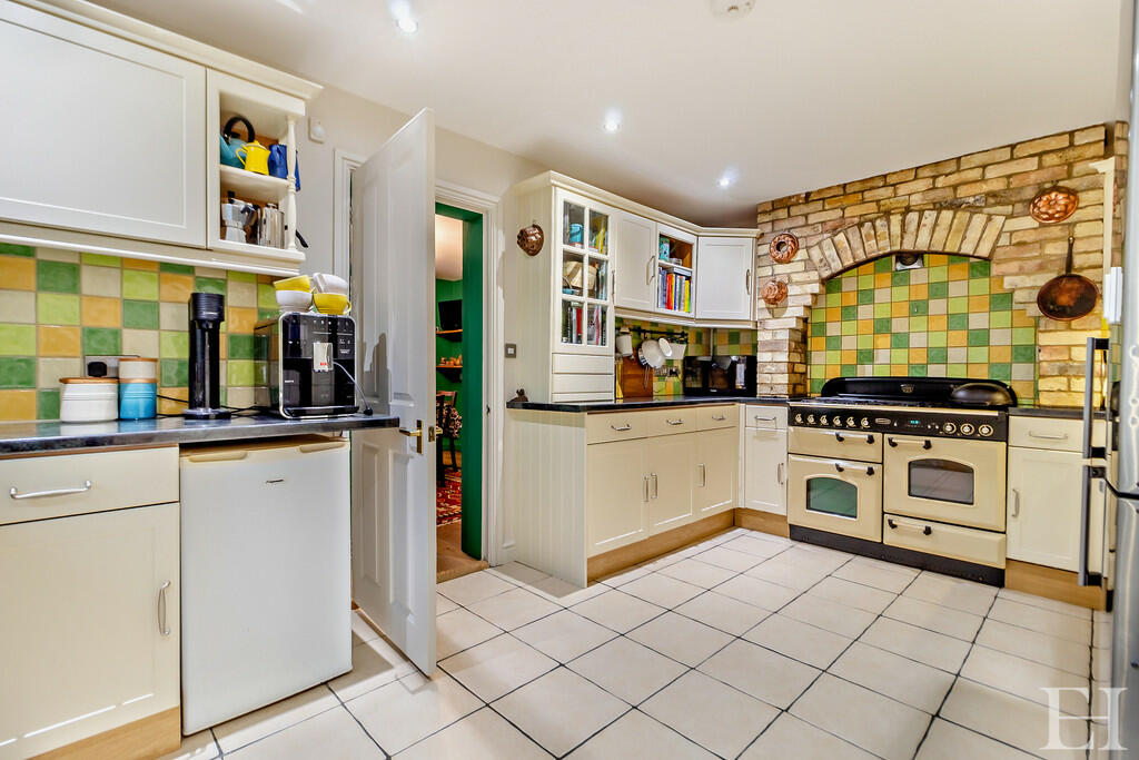 8627621-interior1...