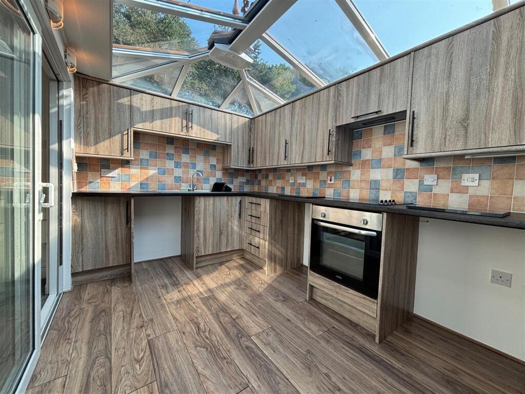 Kitchen 2.jpg