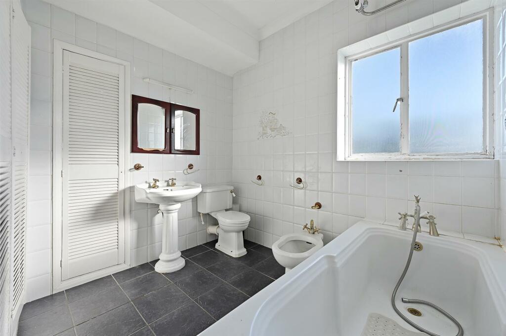 Bathroom 2.jpg