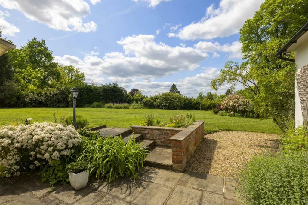 RUSHAM END-Christmas Hill, Shalford, Guildford, GU