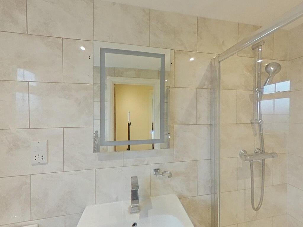 Bannister close (...