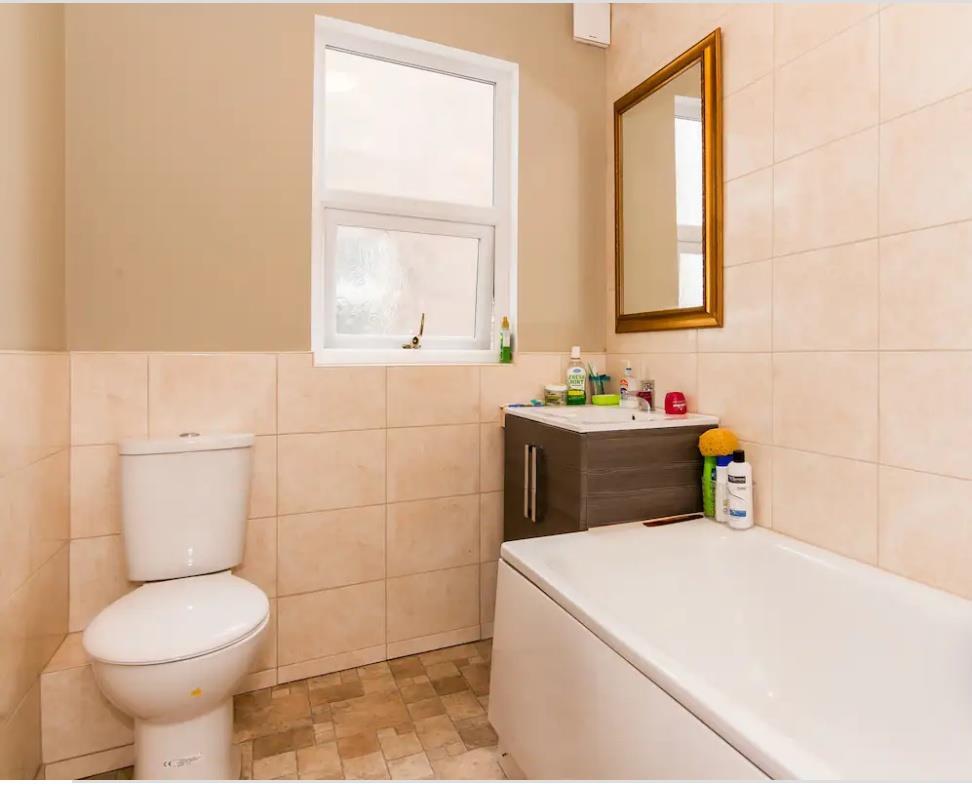 Bethroom 2nd floor.jpeg