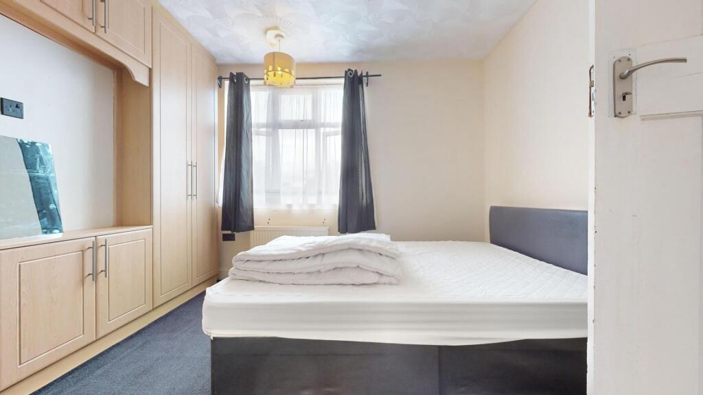 A bright and tidy double bedroom featuring a co...