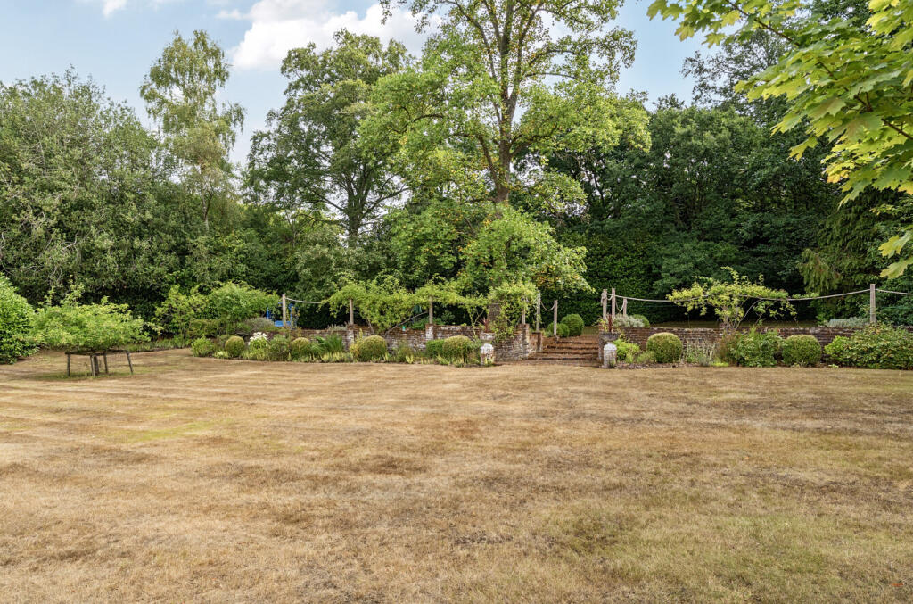 1327648-4-687f5de...