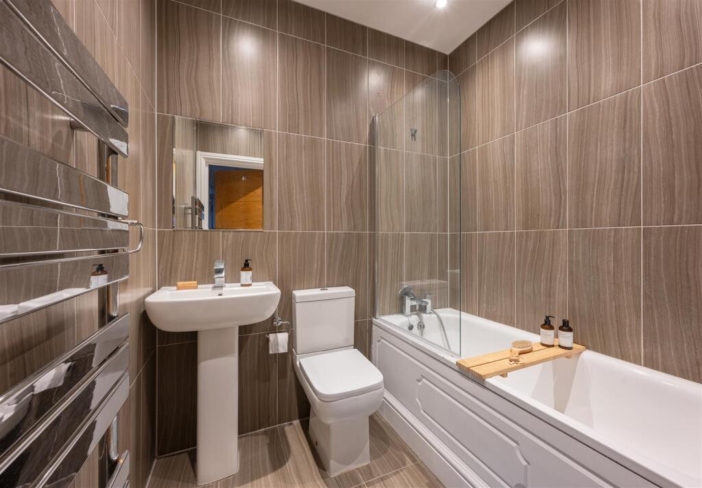 Eastwood Close, E18