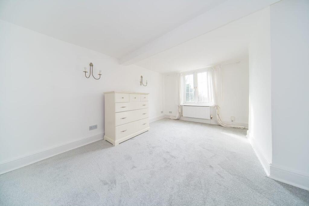 4 Mill Lane bedroom 1.jpg