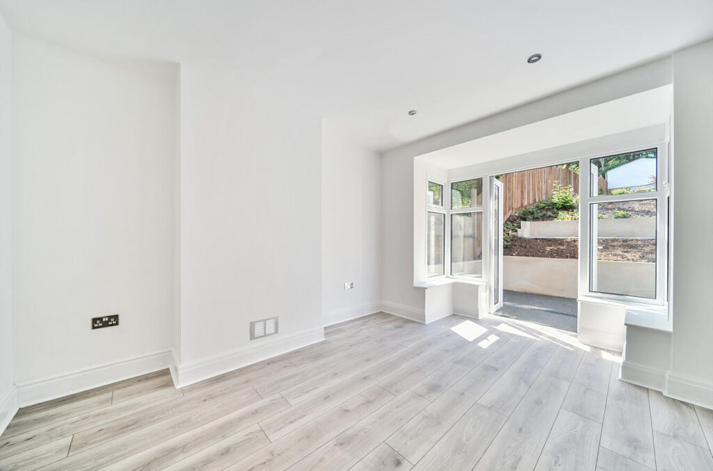 10-1318067-10-686...