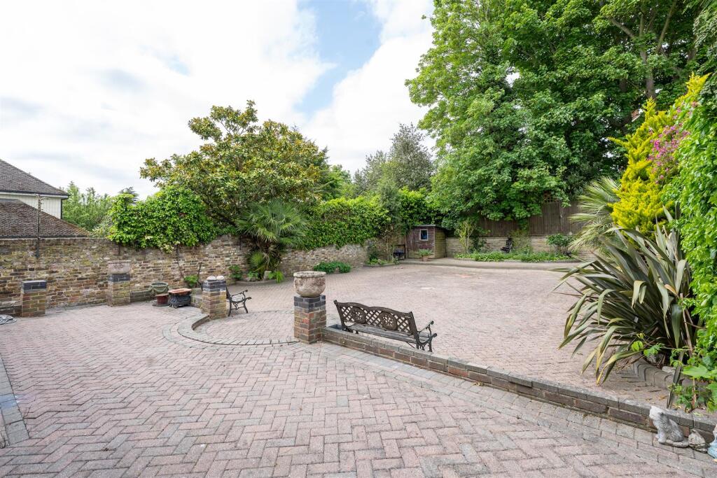 Hermitage Close, E18