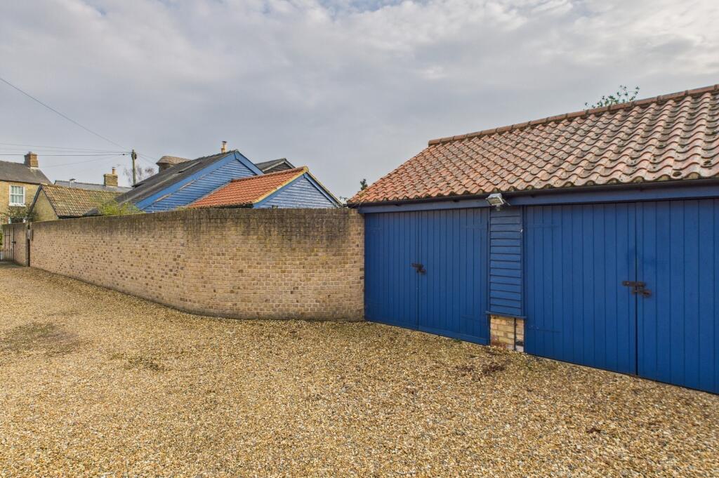 CAM02519G0-PR0233-STILL026