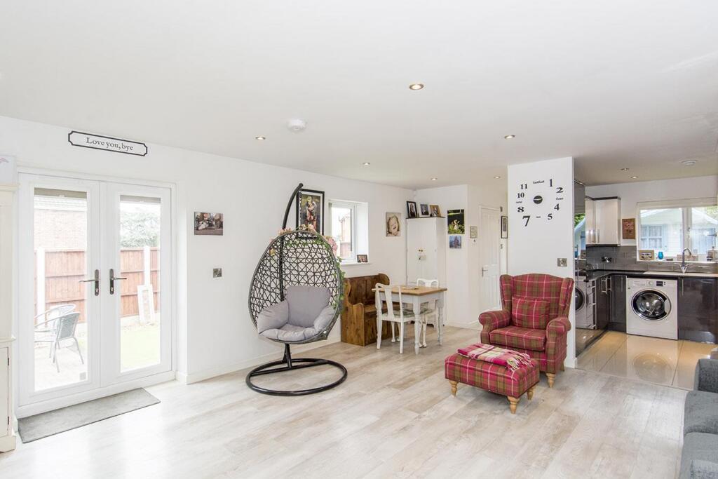 Open Plan Living &amp; Dining Photo Two