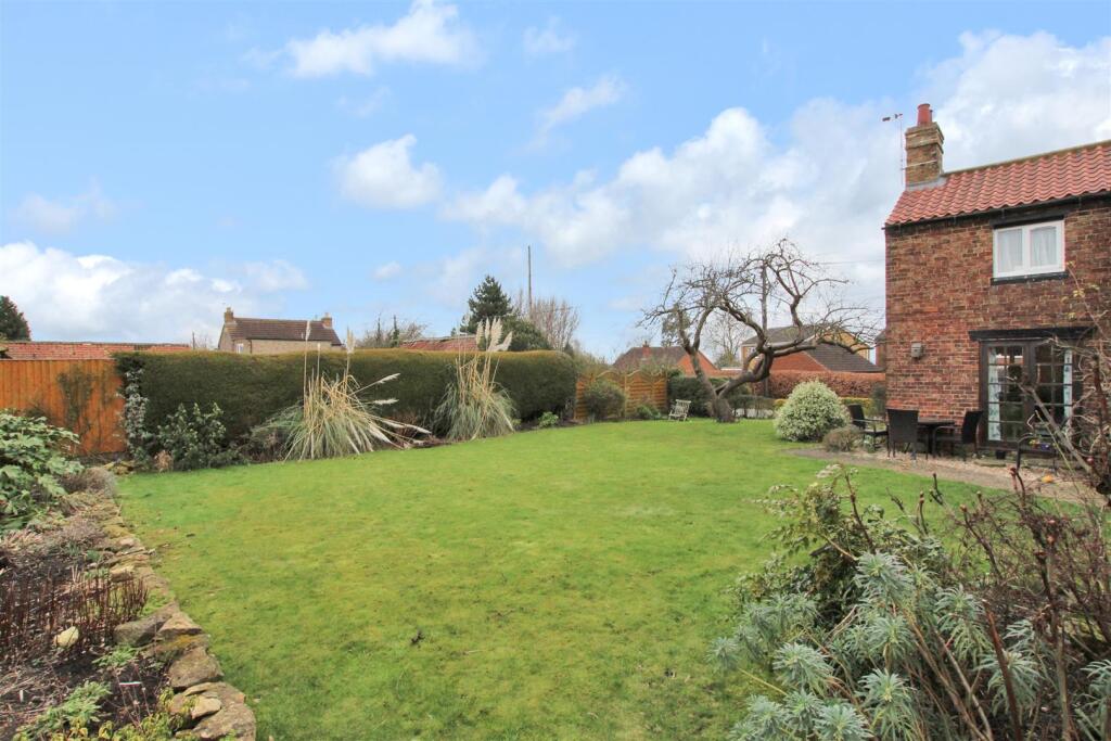 Rear Garden - b.JPG