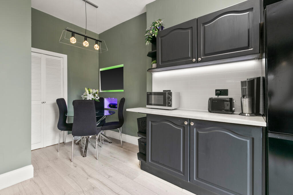 Kitchen/ Dining Room