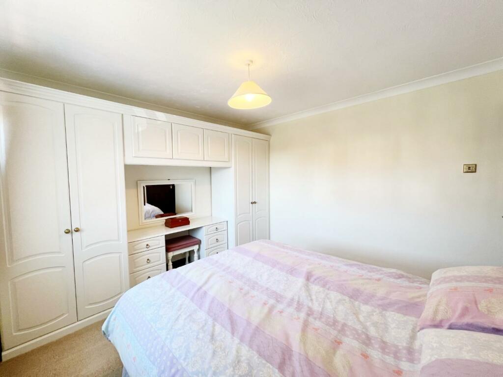 Bedroom 1 pic 3.jpg