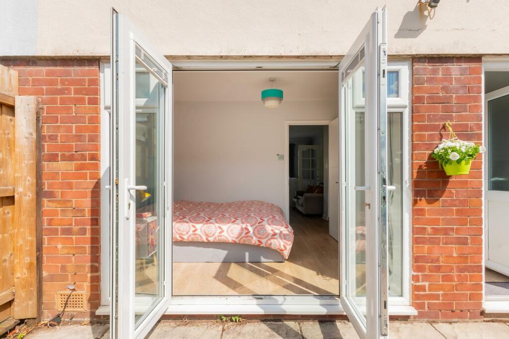 2H8RBN - External L.jpg