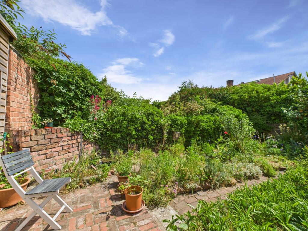 CAM02386G0-PR0130-STILL027