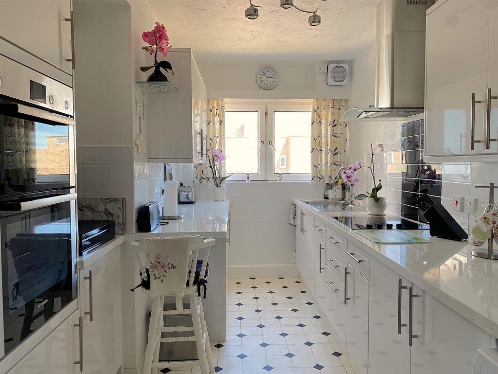 25 St Kitts - Kitchen1.jpg