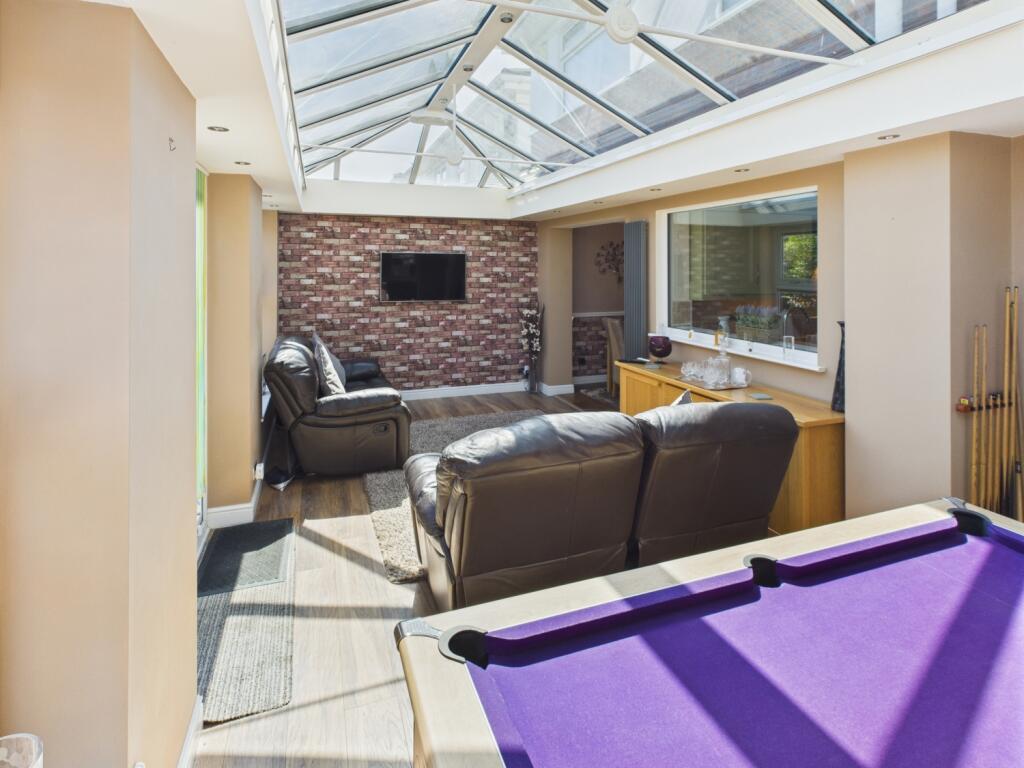 CAM04233G0-PR0025-STILL026