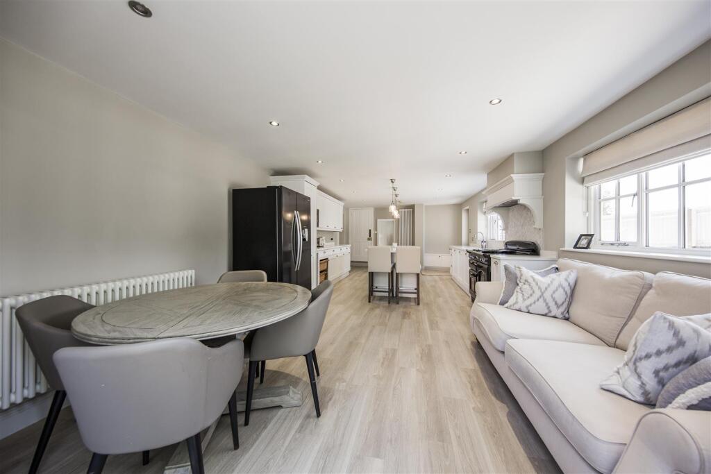 Socially Connected Dining Space