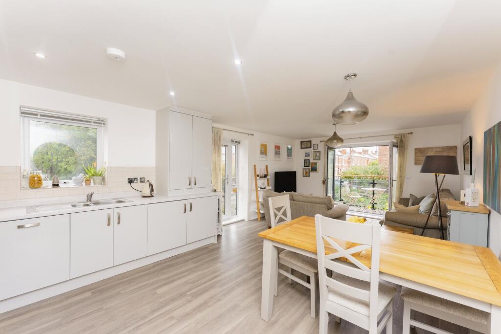 Lounge / Kitchen