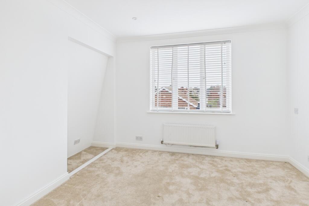 CAM02519G0-PR0348-STILL008