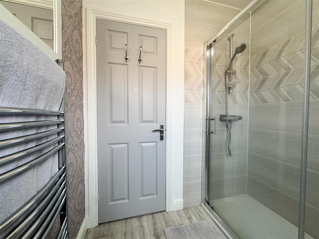 FAMILY SHOWER ROOM
