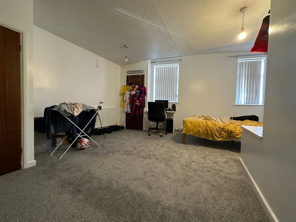 62B bedroom 2 (2).jpg