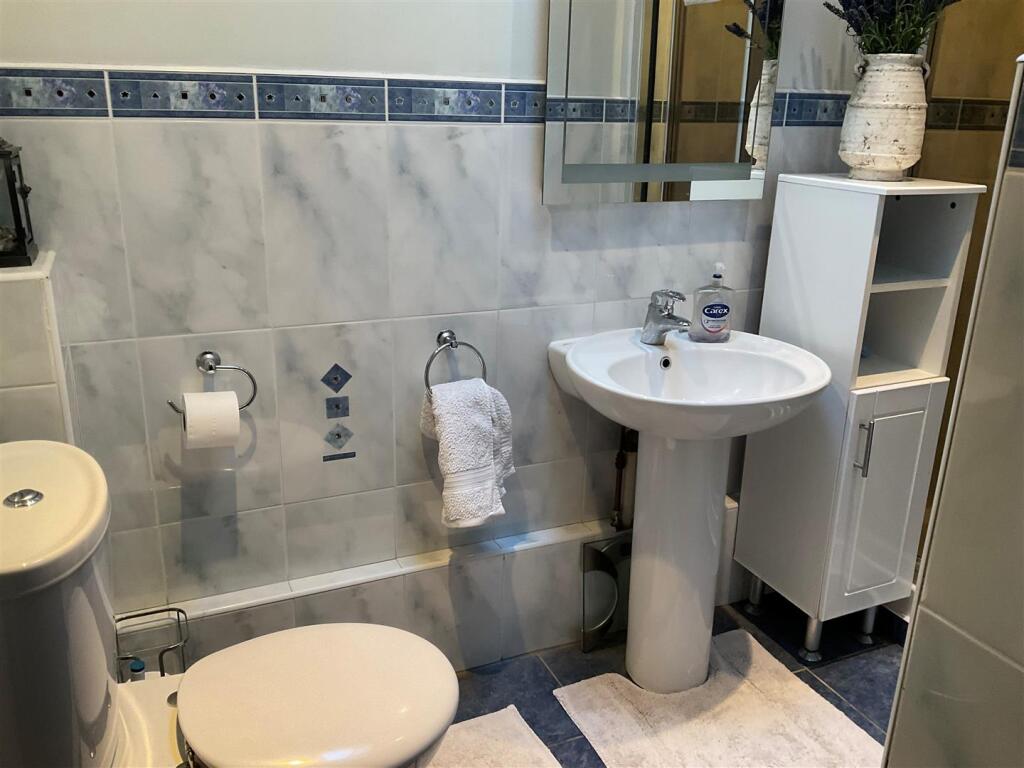 Shower Room pic2.jpg