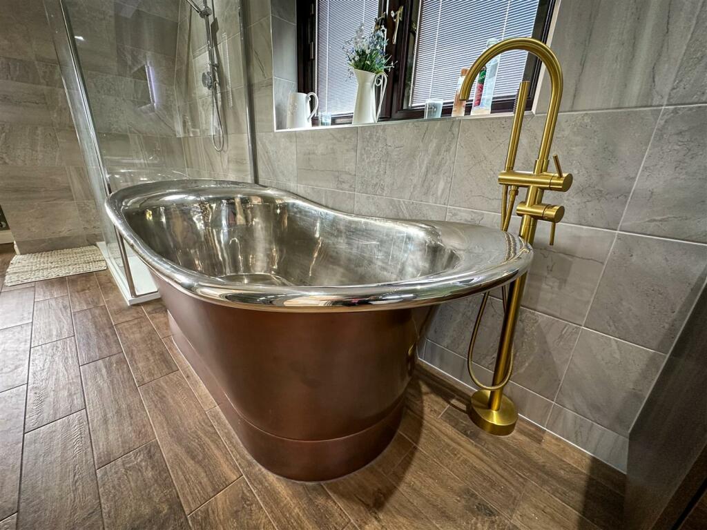 ALTERNATE VIEW OF EN-SUITE