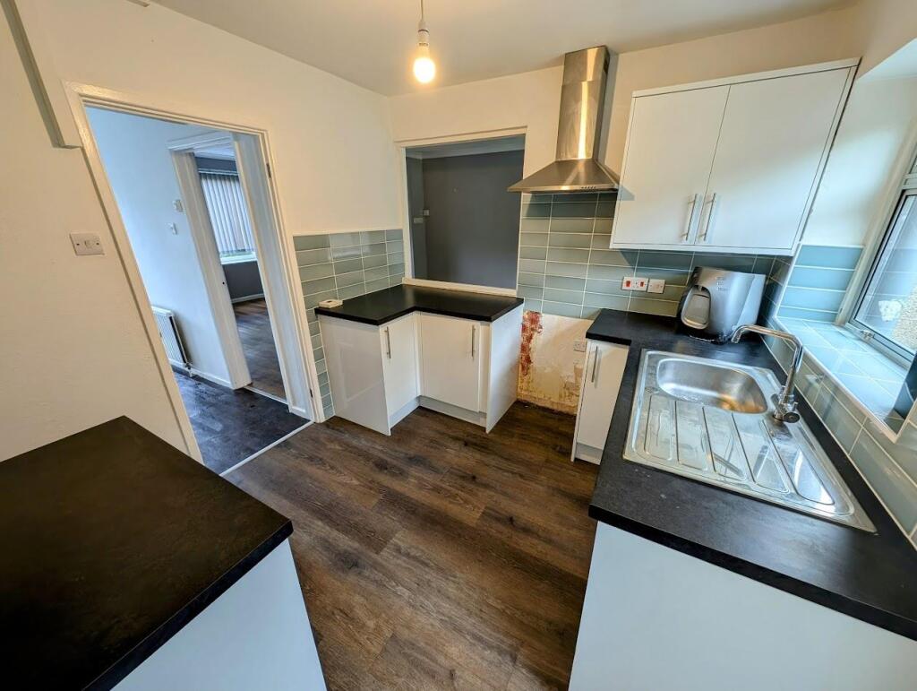 49 Brookthorpe kitchen 2.jpg