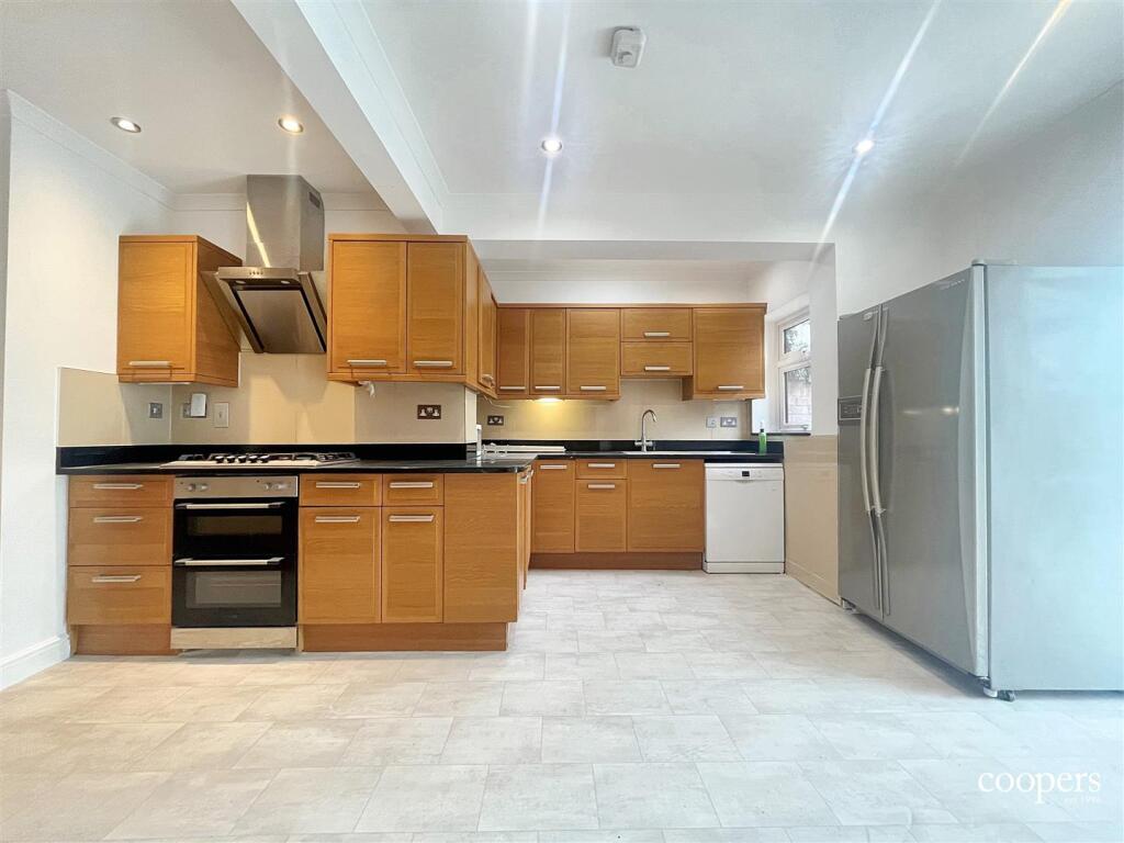 Kitchen 2.jpg