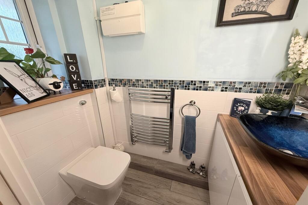 Downstairs WC/Cloakr