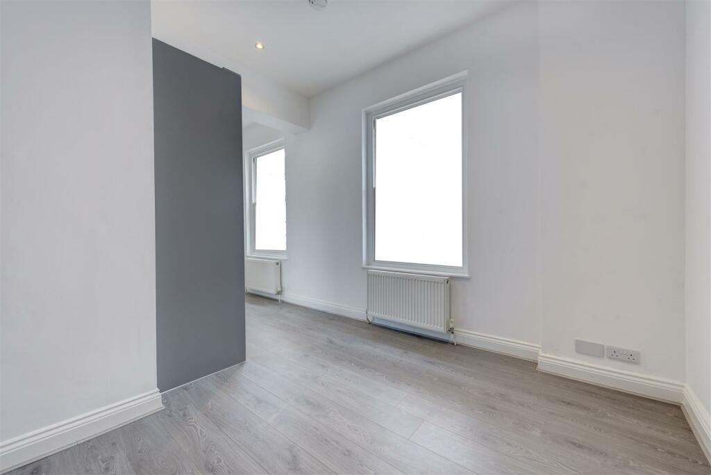 500b kings road 1051 bed4.jpg