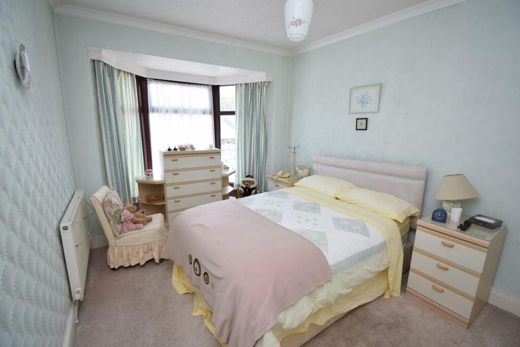 bedroom 1.JPG