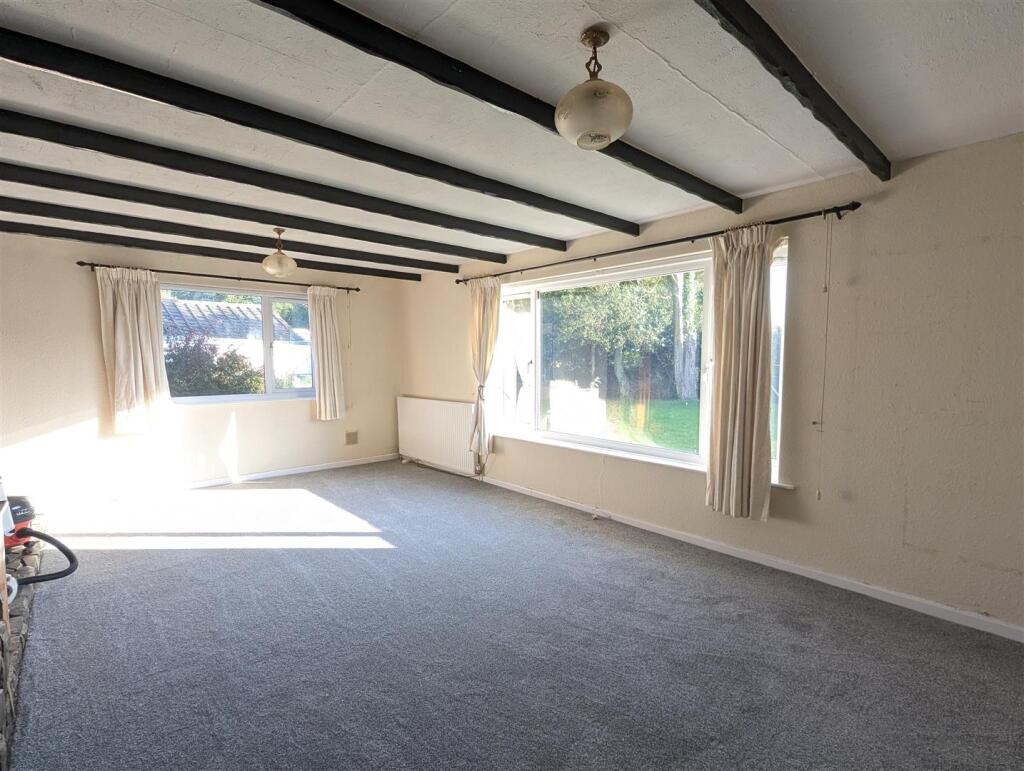 11 Parkwoon Close - Lounge