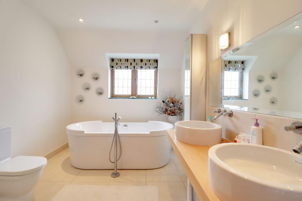 Master Bedroom En-Suite Batroom