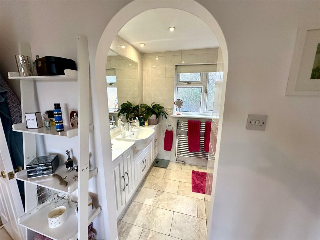 EN-SUITE SHOWER ROOM