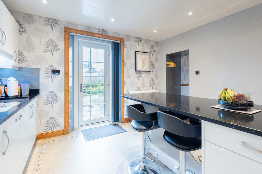 BREAKFASTING KITCHEN