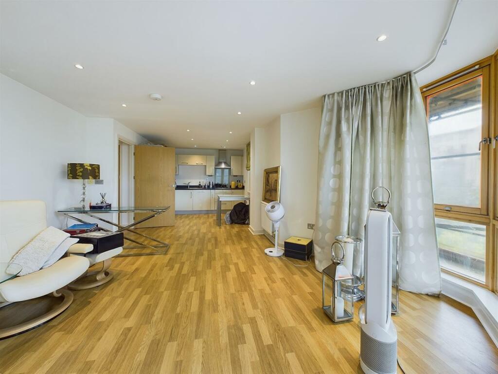 11 - Harbourside Flat for Auction, Bristol.jpg