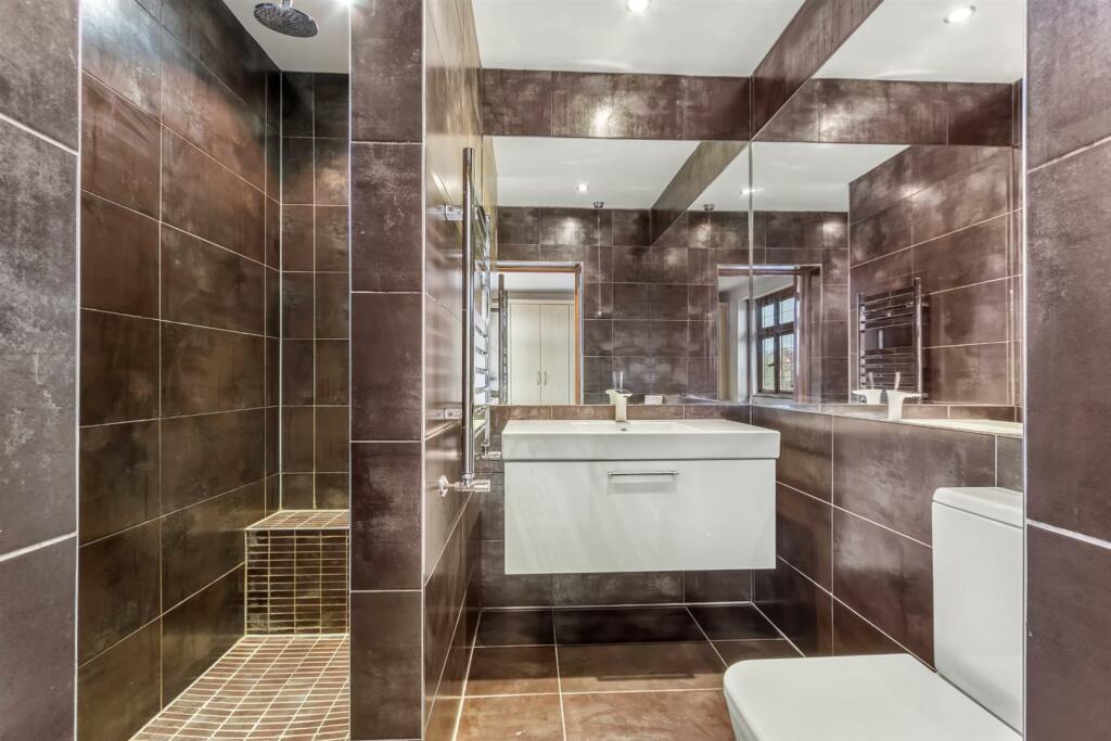 EN-SUITE SHOWER ROOM