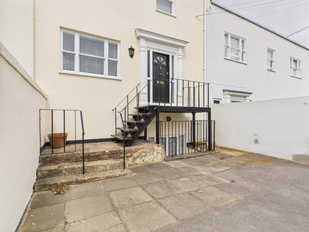 CAM01740G0-PR0406-STILL008