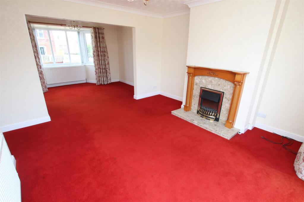 OPEN PLAN LOUNGE &amp; DINING ROOM