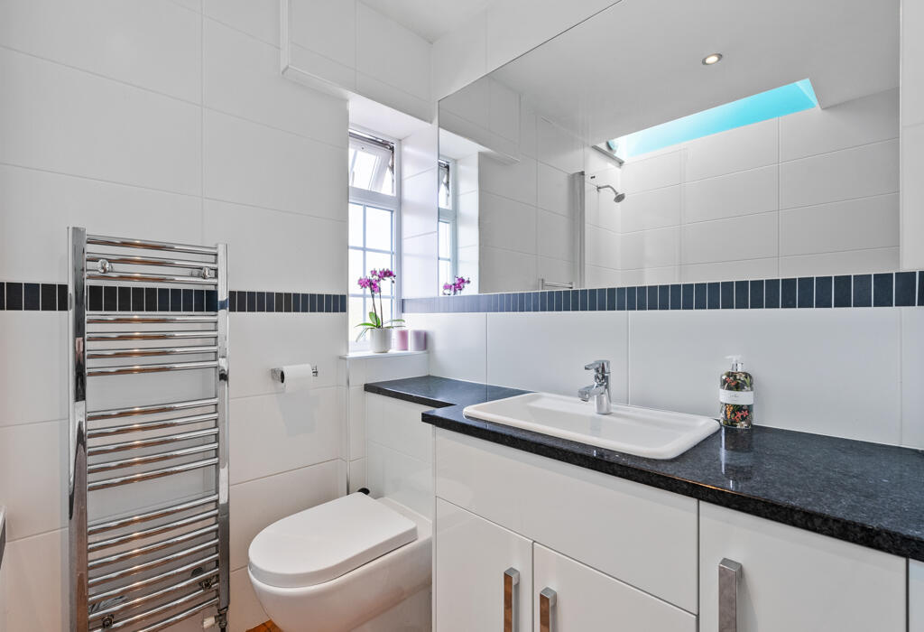 Family Bathroom (upstairs)