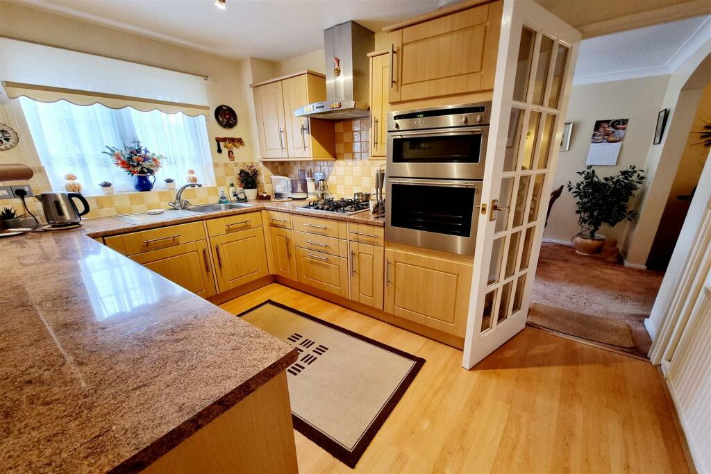 FITTED KITCHEN: