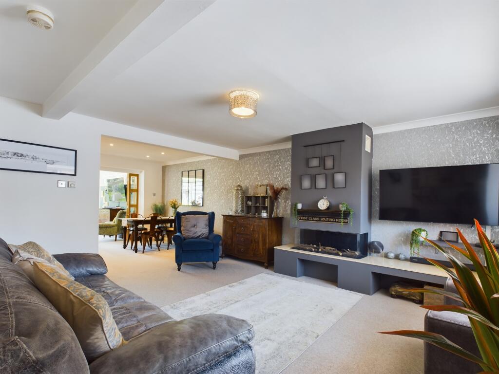 CAM04024G0-PR0009-STILL001