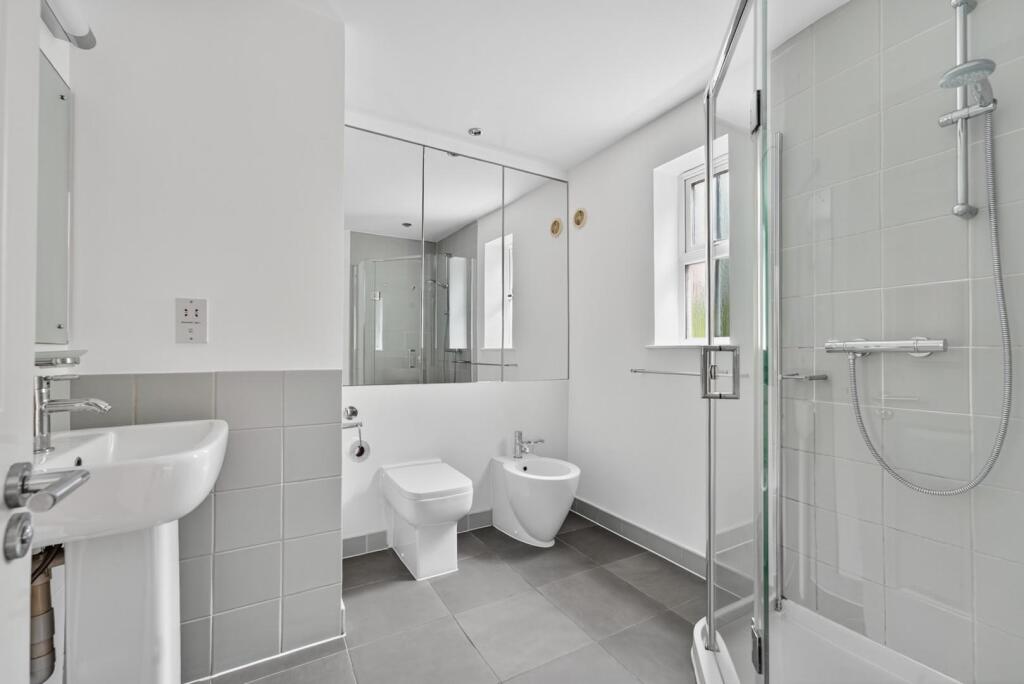 EN-SUITE SHOWER ROOM TO THE PRINCIPAL BEDROOM.jpg