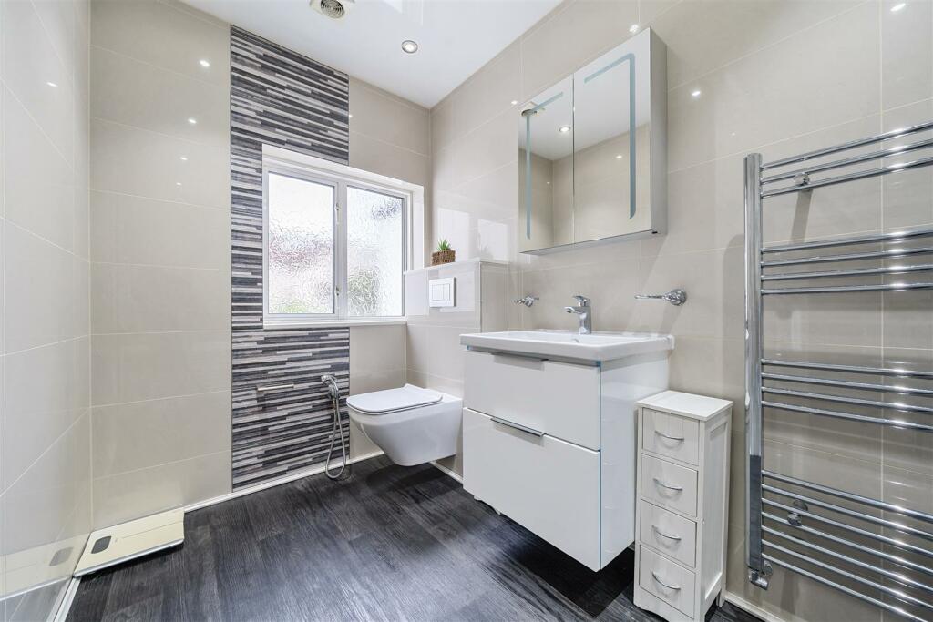 Bathroom (2).jpg