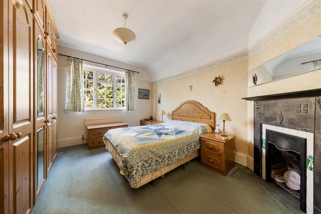 Sheredan Road, E4