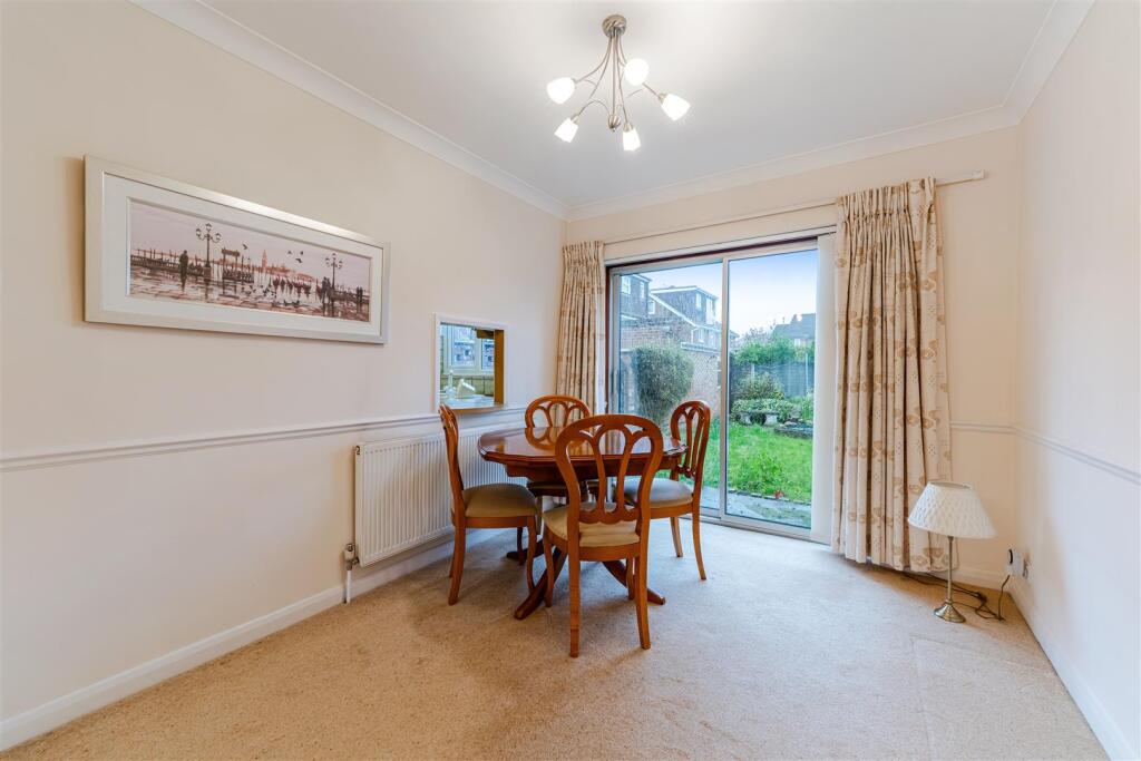 14 Lynton Close, Isleworth TW7 7ET-12.JPG